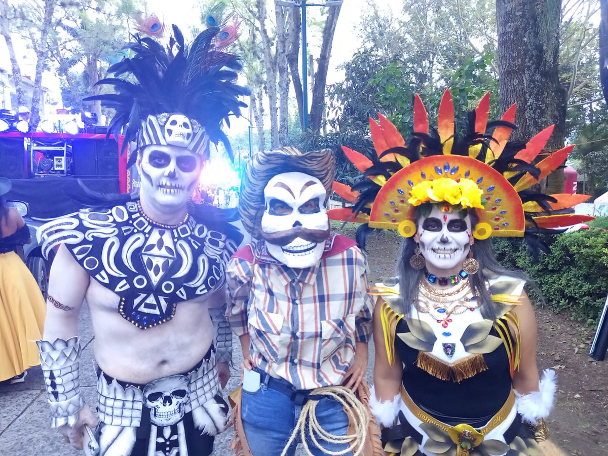 WalMtzOlvera's tweet photo. 😃 Nos divertimos muchísimo ayer en el desfile de día de muertos, te dejo unas imágenes de muestra 📸

¿Participaste en el desfile? Compárteme tu foto en comentarios 😉

Y tú ¿Eres #TeamProgob?
#Progob 
#JuntasTransformando 
#Veracruz 
#TransformamosBienAVeracruz
#TodosSantos https://t.co/q3B5hFcbE5