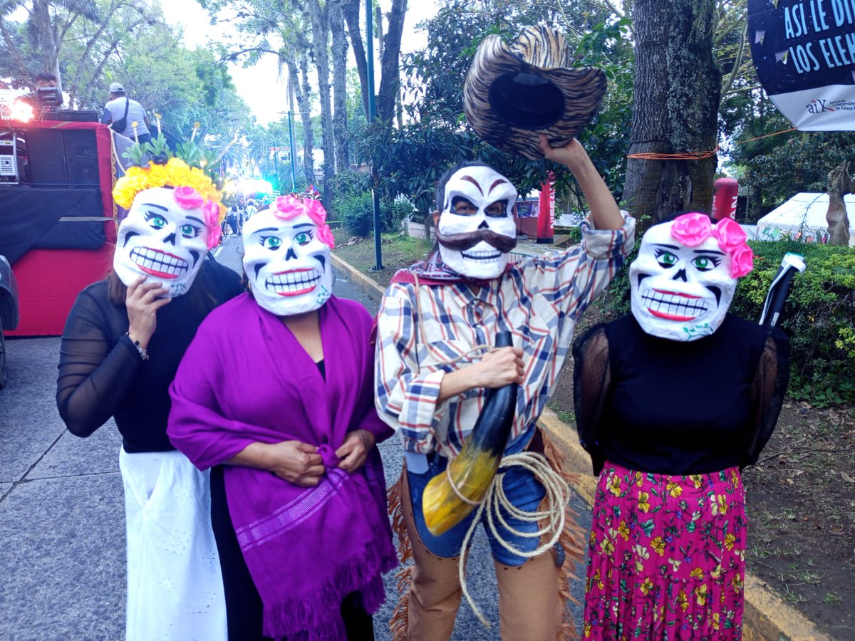 WalMtzOlvera's tweet photo. 😃 Nos divertimos muchísimo ayer en el desfile de día de muertos, te dejo unas imágenes de muestra 📸

¿Participaste en el desfile? Compárteme tu foto en comentarios 😉

Y tú ¿Eres #TeamProgob?
#Progob 
#JuntasTransformando 
#Veracruz 
#TransformamosBienAVeracruz
#TodosSantos https://t.co/q3B5hFcbE5