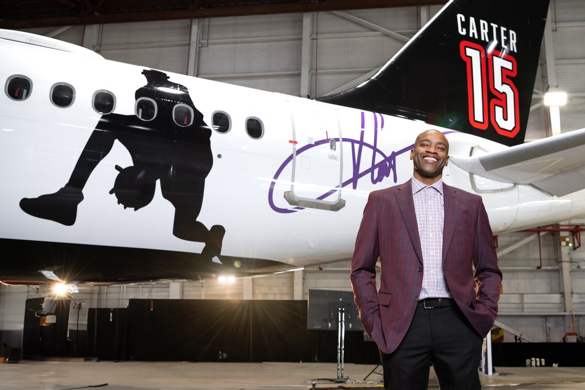 We’re taking legacy to new heights. ✈️🏀We’re honouring Vince “Air Canada” Carter with a special livery on one of our #A220s as the <a href="/Raptors/">Toronto Raptors</a>  retire his #15 jersey. 

More: media.aircanada.com/2024-11-01-Vin…