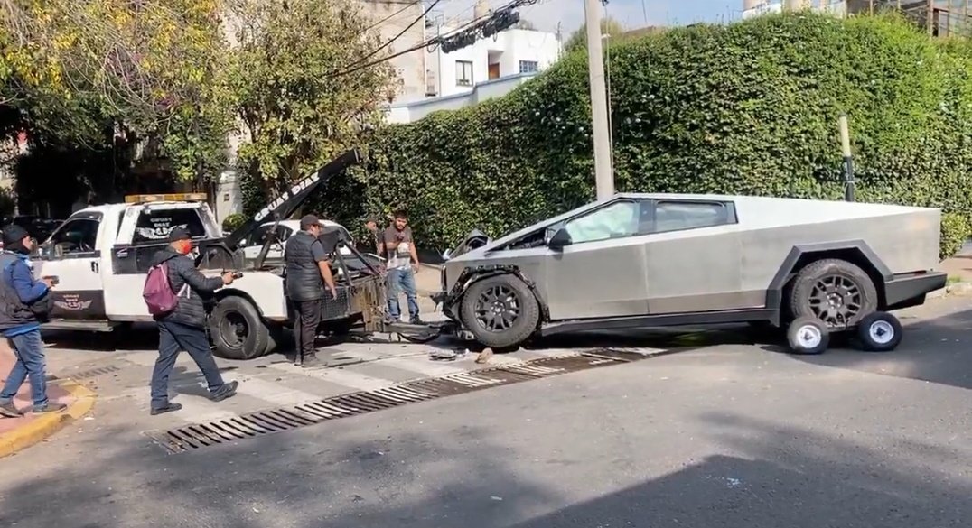 raytep's tweet photo. ¡Tesla madre!
¿Saldrá con polish?
El Cybertuck era undestructible, o al menos así lo vende Elon Musk, pero un mexicano le partió el frente al vehículobde más de 2 millones de pesos.
#tesla #Cybertuck #auto #mexico #noticias https://t.co/YFPG2yJQmj