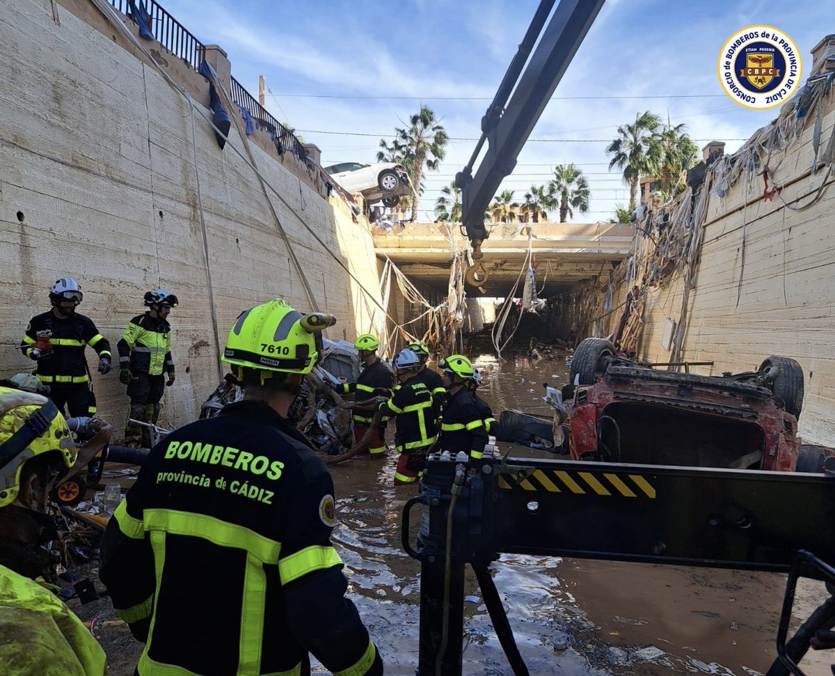BomberosCbpc's tweet photo. 🧑🏼‍🚒🚒Nuestra dotación del #CBPC trabaja en el túnel de la Avda. Alfafar, junto con bomberos de Fuengirola, achicando agua y desplazando vehículos

#DANA #Valencia https://t.co/cQcU9TVfpQ