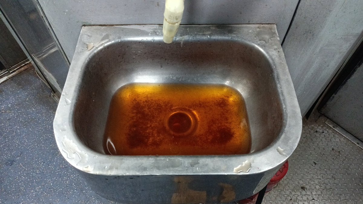 ashutosh_abp's tweet photo. @RailMinIndia @RailMadad
@RailwaySeva
ट्रेन संख्या 12469 के B3 कोच में वॉशबेसिन में पानी भरने की समस्या हो रही है, जिससे यात्री असुविधा का सामना कर रहे हैं। कृपया जल्द से जल्द इसे ठीक करने के लिए आवश्यक कदम उठाएं ताकि सफर में स्वच्छता और सुविधा बनी रहे। #IndianRailways https://t.co/Hi1tU3cz1o