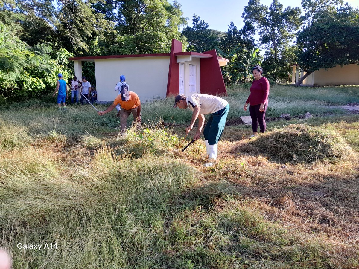#TareaDeGrandes 
Los trabajadores de la Empresa de comercio y gastronomía jobabo en cambio de labor higienizando áreas aledañas al PDL reanimación del Motel 30 de Diciembre