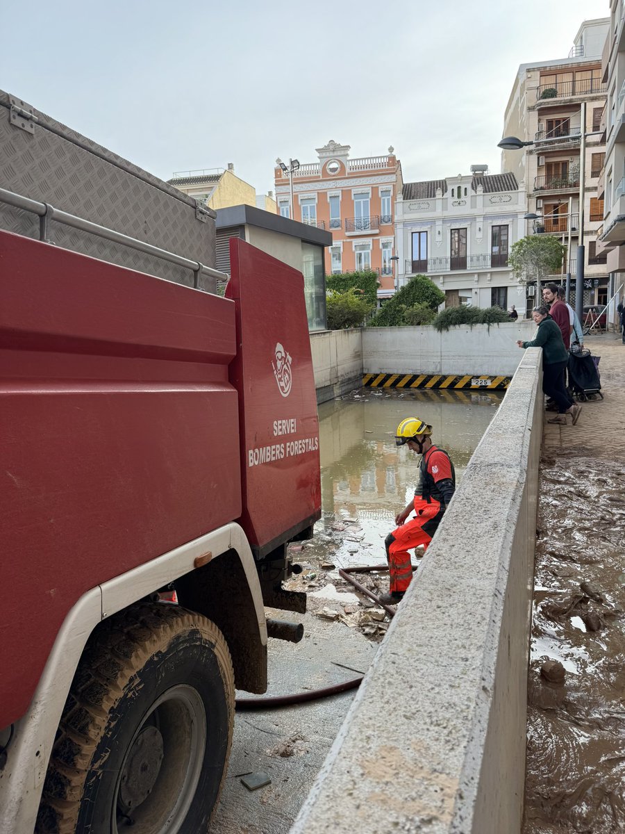 Esto es Sedaví. Parking de 3 plantas inundado hasta arriba. 

Esto es una auténtica barbaridad. Miedo me da todo lo que pueda salir de ahí. 

Día muy duro.