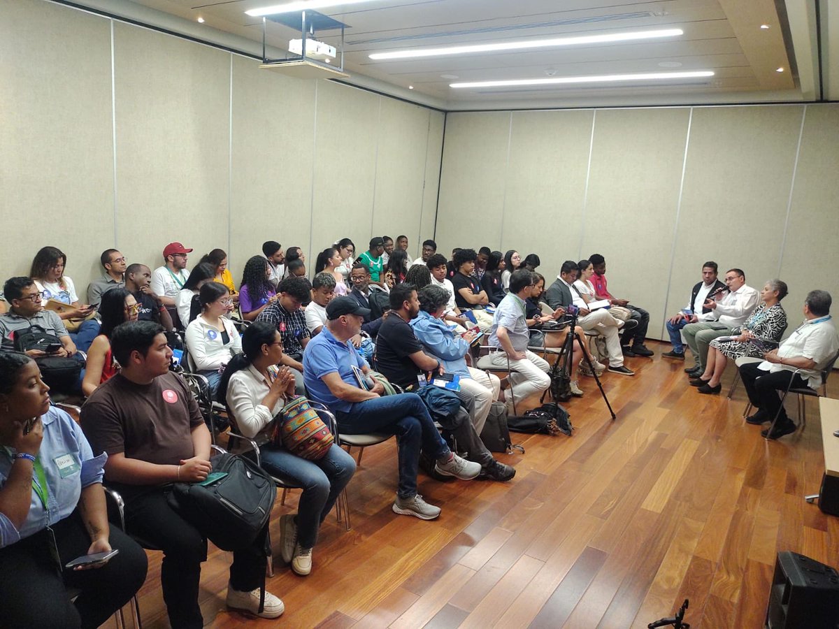 cracolombia's tweet photo. #Ahora ⏰ Nelly Mogollón. Exp C.#CRA se encuentra en conversatorio organizado por la Red de Medios comunitarios Alter Media y Asoprensa, en el marco de la #COP16, con el objetivo desarrollar el tema "Pedagogía del💦 y comunicación popular", transmisión 👉🏻https://t.co/Qq5RSCB02B https://t.co/A6JejwNjuU
