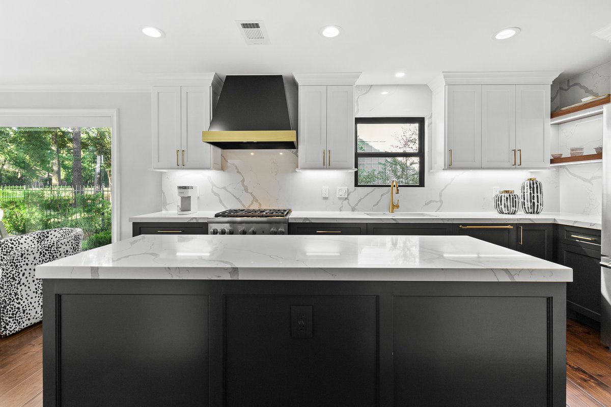 SCMDESIGNGROUP1's tweet image. scm-design.com/services
We’re excited to showcase this beautifully designed medium-sized kitchen in The Woodlands, Texas! 📷
Featuring a striking custom metal hood that makes a bold statement, paired with our elegant duo-tone black and white cabinets for that perfect blend