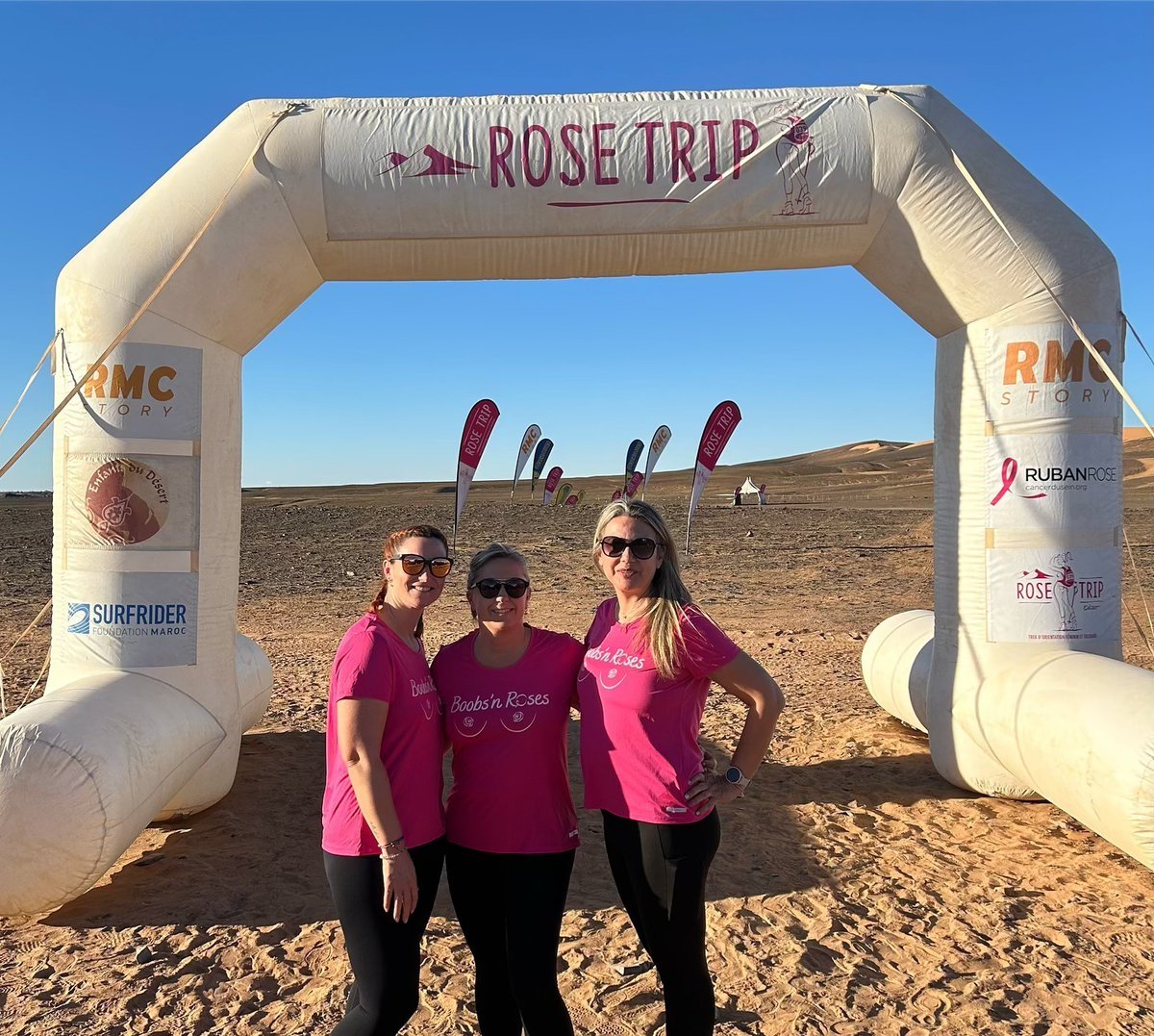 🎗 Bravo à Julie, Sophie &amp; Valérie, 3 bergeracoises parties défier le désert marocain pour le Rose trip.
Ce défi sportif, 100% féminin, va permettre aux 3 amies de l'asso Boobs’N Roses de réaliser ce projet associatif et ce défi personnel pour #octobrerose. Allez les filles 💪