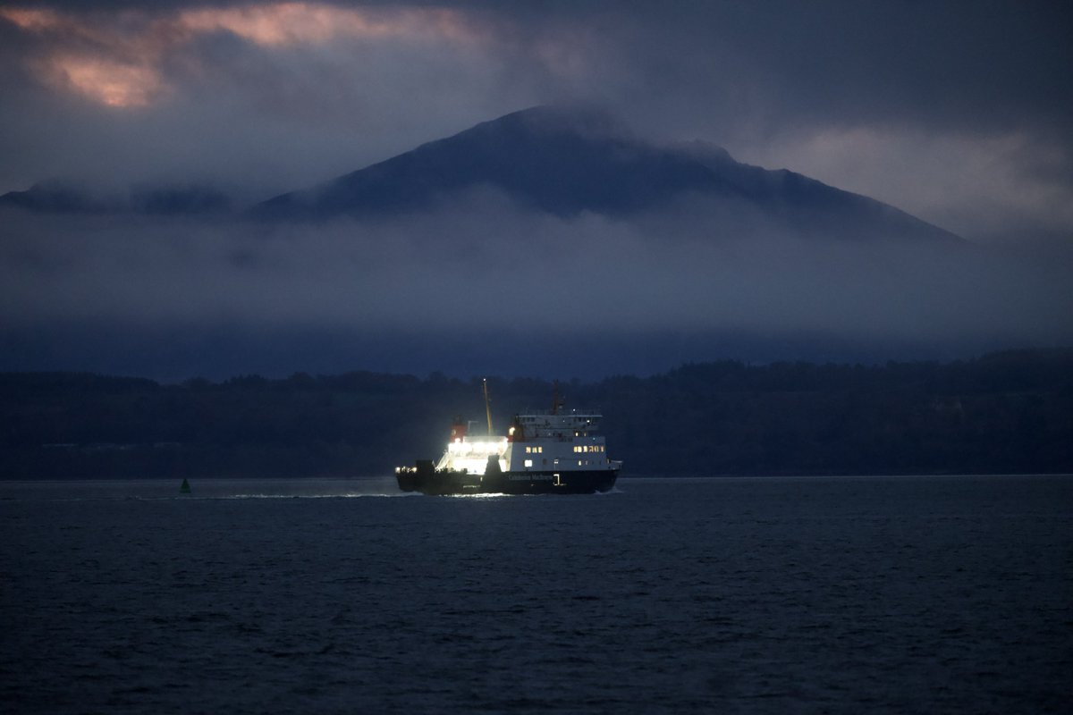 SheilaLWeir's tweet photo. Tea-time Wemyss Bay to Rothesay ferry this evening #isleofbute #goatfell #isleofarran
@CalMacFerries #ferry #firthofclyde #shipping #november #sky https://t.co/pusjlhGwik