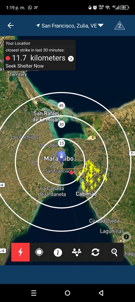 MeteoZuliaReal's tweet photo. ⚠️🚨#AlertaMeteorologica #01Nov2024 13:15 HLV nubes de rápido desarrollo vertical está produciendo lluvias moderadas a fuertes con actividad eléctrica sobre aguas del lago, costa oriental, sur del lago y avanza a #Maracaibo https://t.co/b6pDxzBXGF