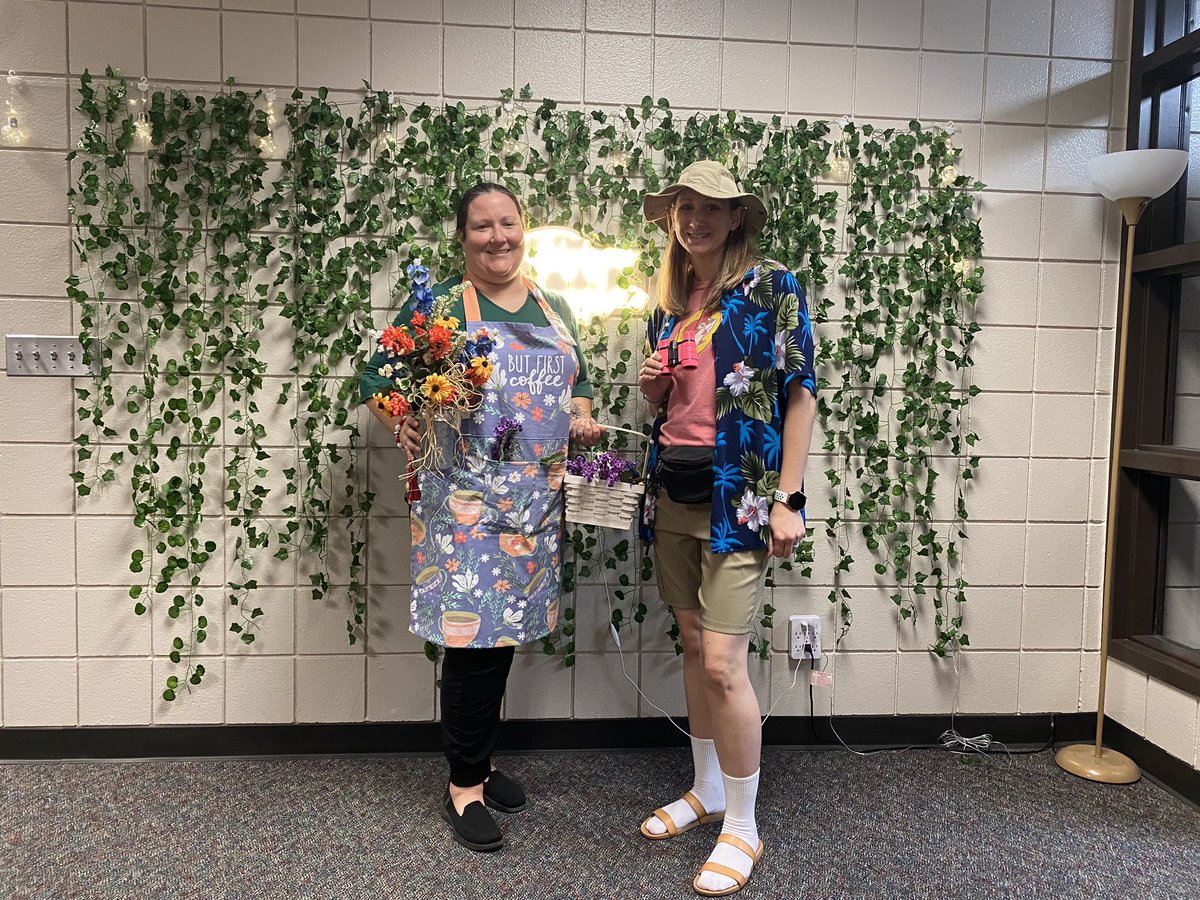 MrsSmithTJHS's tweet photo. Red Ribbon Week fun @TISDTJHS ! Decades Day, Rhyme Without Reason Day, and Student/Teacher Swap Day! https://t.co/iyVHf7MLtO