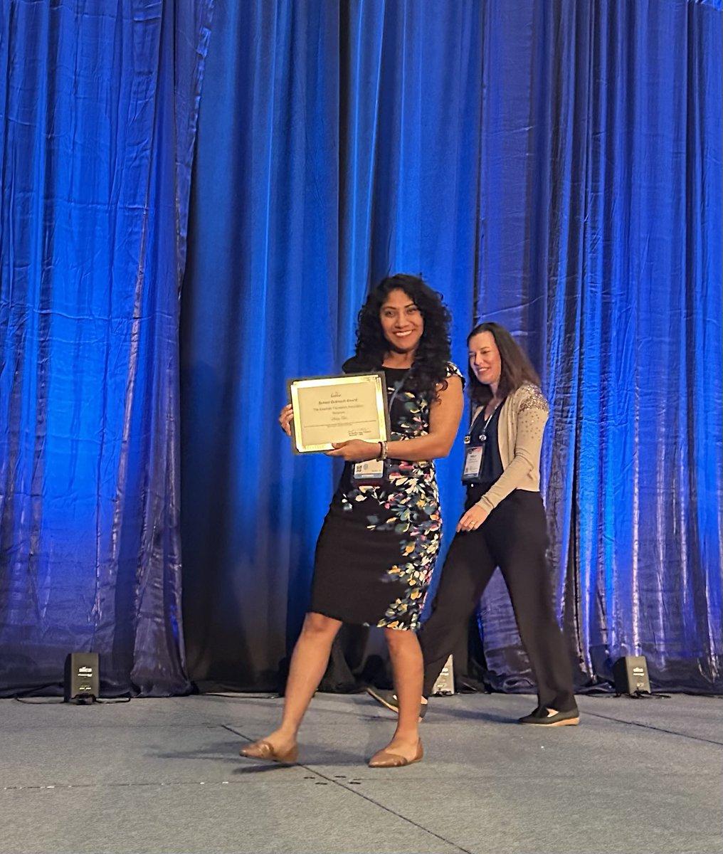 eSpLanguage's tweet image. Congratulationds to Suhey Tapia, winner of the School Outreach Award at #ATA65