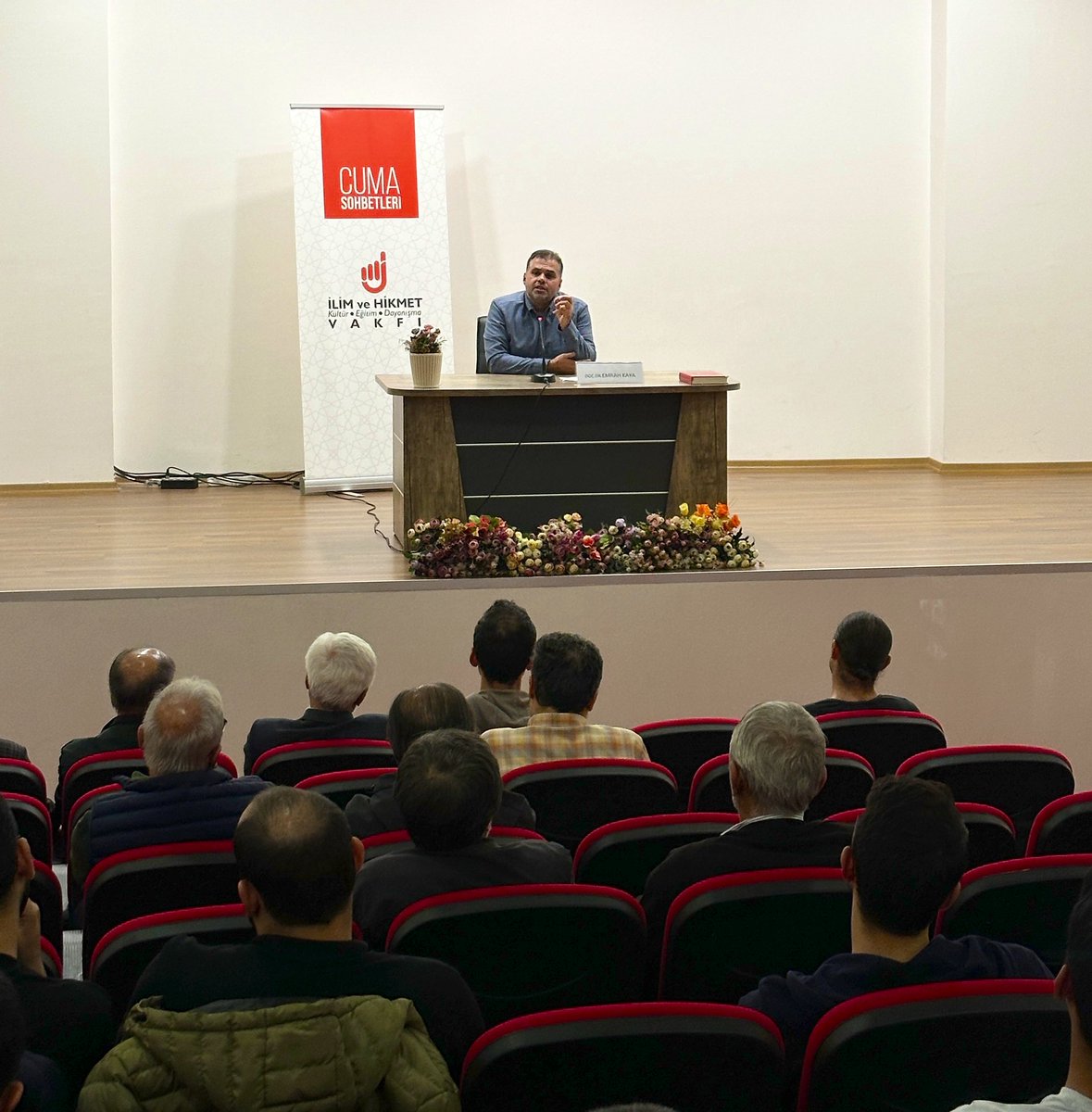Bu hafta Cuma Sohbeti programımızda Sakarya Üniversitesi İlahiyat Fakültesi İslam Felsefesi Anabilim Dalı Başkanı Doç. Dr. Emrah Kaya konuğumuz. 

Konferansımızı güncel siyaseti İbni Haldun penceresinden okumak başlığıyla gerçekleştiriyoruz.

@EmrahKayaSau