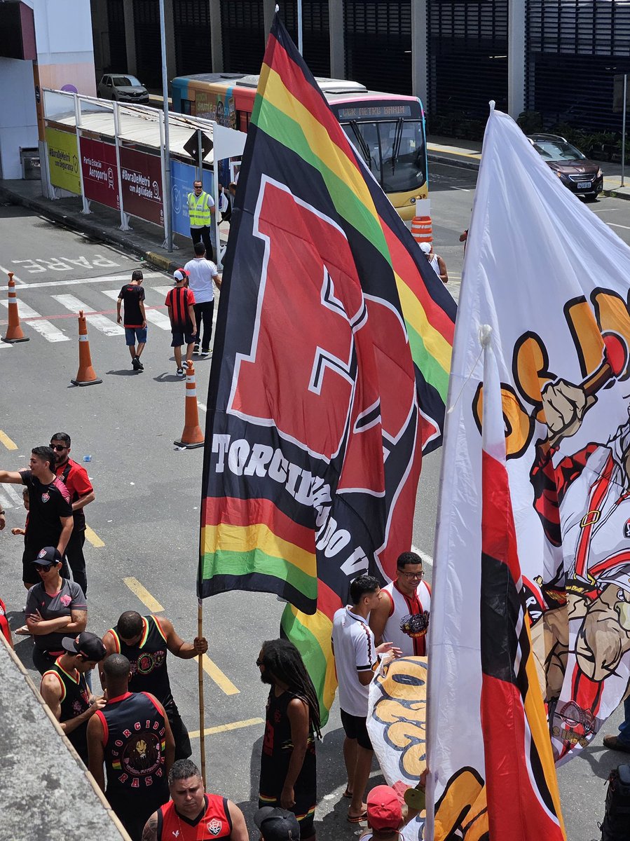 rastadocolossal's tweet photo. AERONEGO! 🦁 ✈️
VITÓRIA, FUTEBOL E PAZ 🇬🇳
#torcidarastadovitória #deusmelivrenãoservitória #ecvitória #campeonatobrasileiro2024 #organizadasnordeste #representatividade #torcer #rubronegrobaiano #pelovitória #vaipracimaleão #rastafari #futebol #paz https://t.co/80rukejc9v
