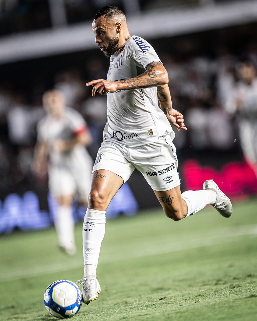 SantosFC's tweet photo. “Estamos próximos do objetivo, temos que fazer a nossa parte e esperar o Ceará no domingo, então a ansiedade faz parte. Temos que lidar bem com ela. Estamos preparados e bem treinados para amanhã. Tenho certeza que nossa torcida fará uma grande festa e vamos em busca da vitória” https://t.co/aiHecHsuRw