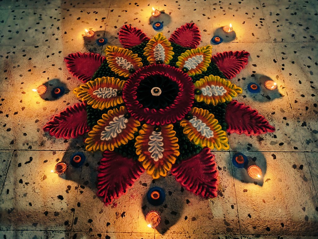 hetal_seta's tweet photo. “रंगोली: त्योहार की आत्मा।”
#DiwaliCelebration 
#colours #Rangoli https://t.co/ldxb1R3ME7