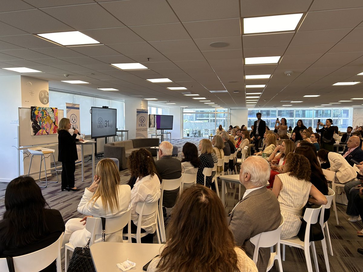 NadalDiplo's tweet photo. Fue un placer haber sido invitado por la @AMJA_Argentina a descubrir sus numerosos proyectos para informar, concientizar y sensibilizar a la ciudadanía sobre los derechos de las mujeres, un compromiso compartido por Francia en el marco de su diplomacia feminista. https://t.co/sdPrVBOOJR