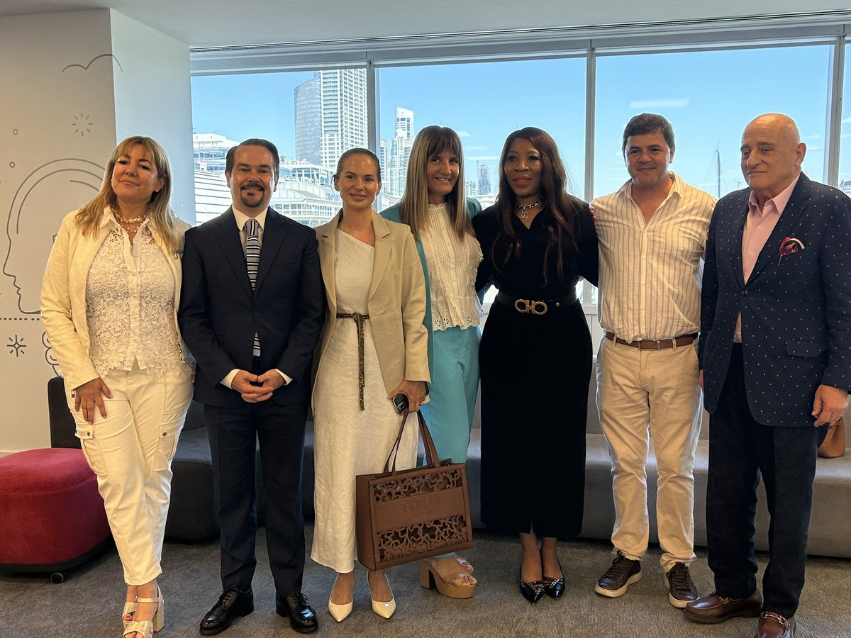 NadalDiplo's tweet photo. Fue un placer haber sido invitado por la @AMJA_Argentina a descubrir sus numerosos proyectos para informar, concientizar y sensibilizar a la ciudadanía sobre los derechos de las mujeres, un compromiso compartido por Francia en el marco de su diplomacia feminista. https://t.co/sdPrVBOOJR