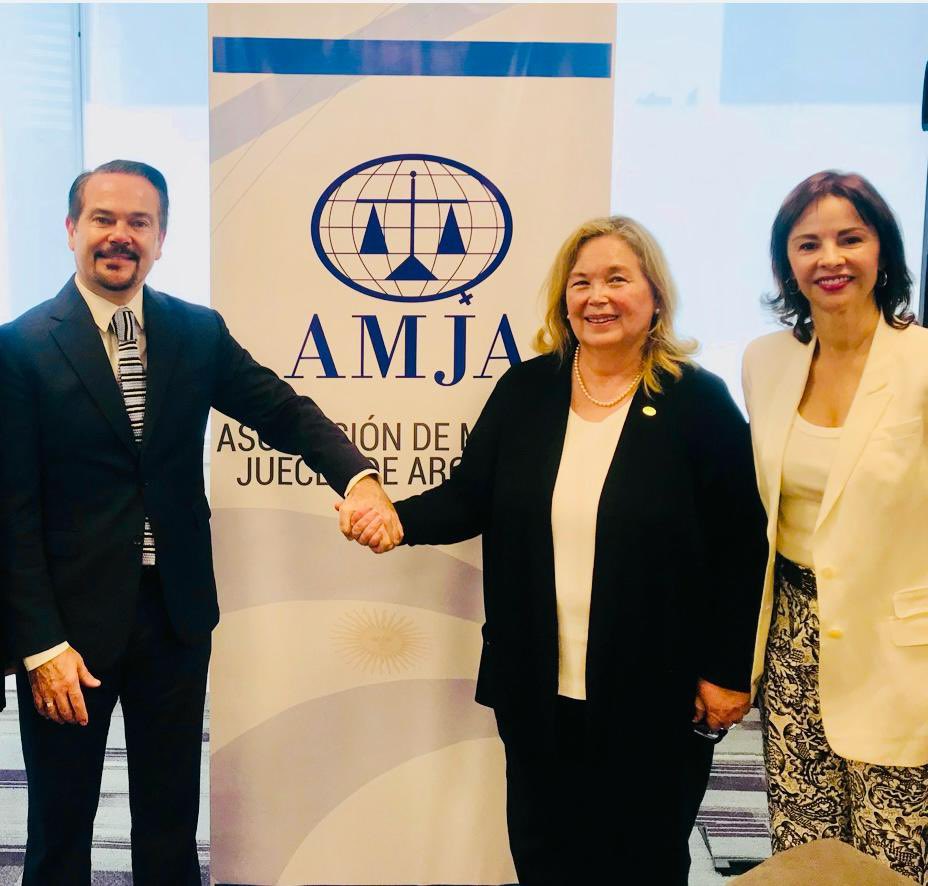 NadalDiplo's tweet photo. Fue un placer haber sido invitado por la @AMJA_Argentina a descubrir sus numerosos proyectos para informar, concientizar y sensibilizar a la ciudadanía sobre los derechos de las mujeres, un compromiso compartido por Francia en el marco de su diplomacia feminista. https://t.co/sdPrVBOOJR
