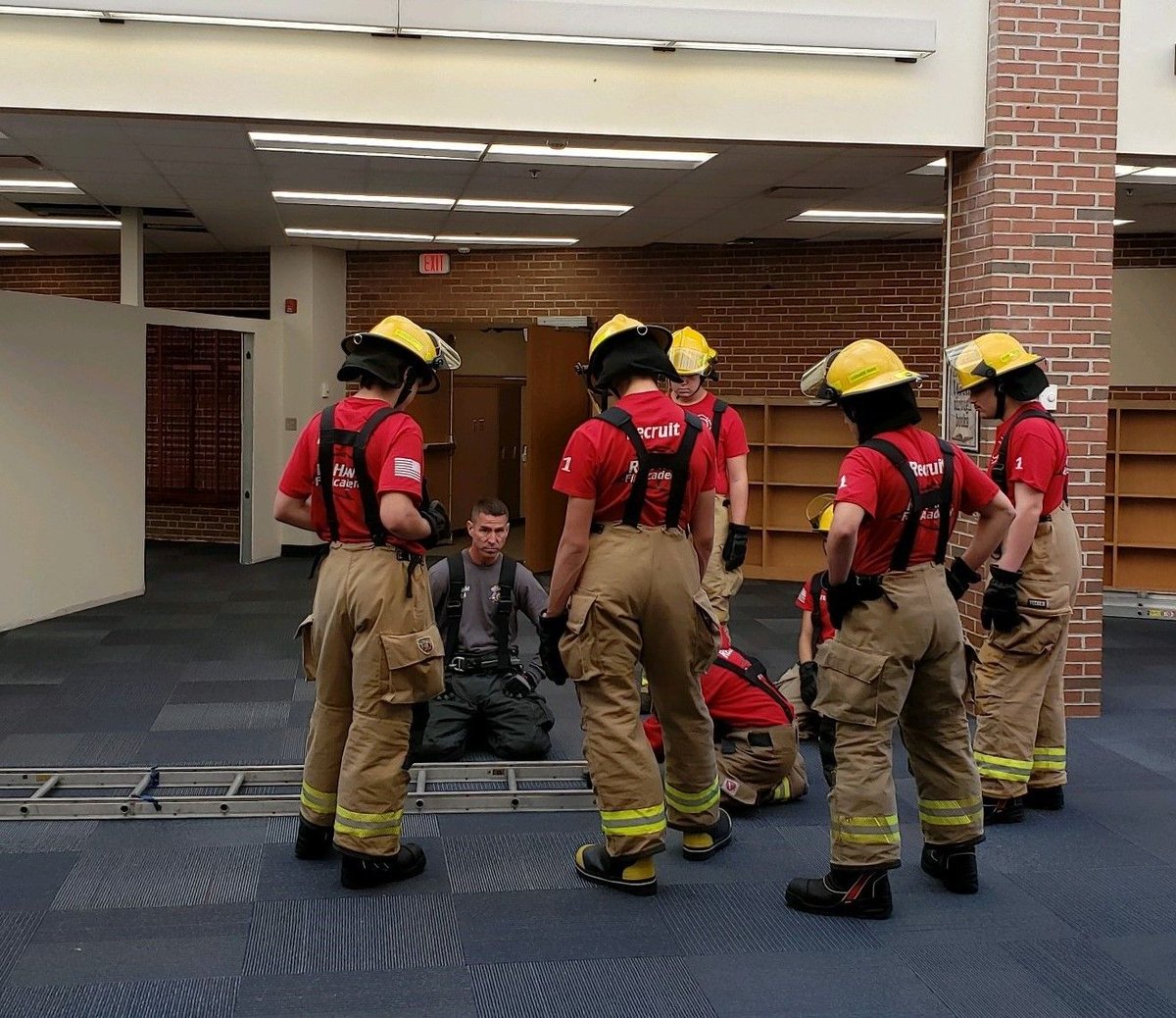 GoshenSchools's tweet photo. Instructor Travis Peak, working with the GHS Fire Science students at Chandler.
#FutureCommunityHelpers https://t.co/WzR2XA3iIK