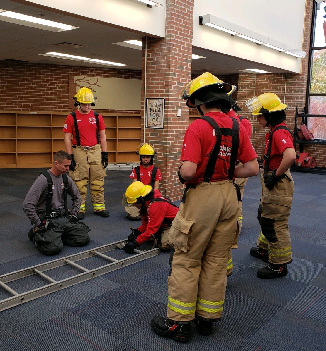 GoshenSchools's tweet photo. Instructor Travis Peak, working with the GHS Fire Science students at Chandler.
#FutureCommunityHelpers https://t.co/WzR2XA3iIK