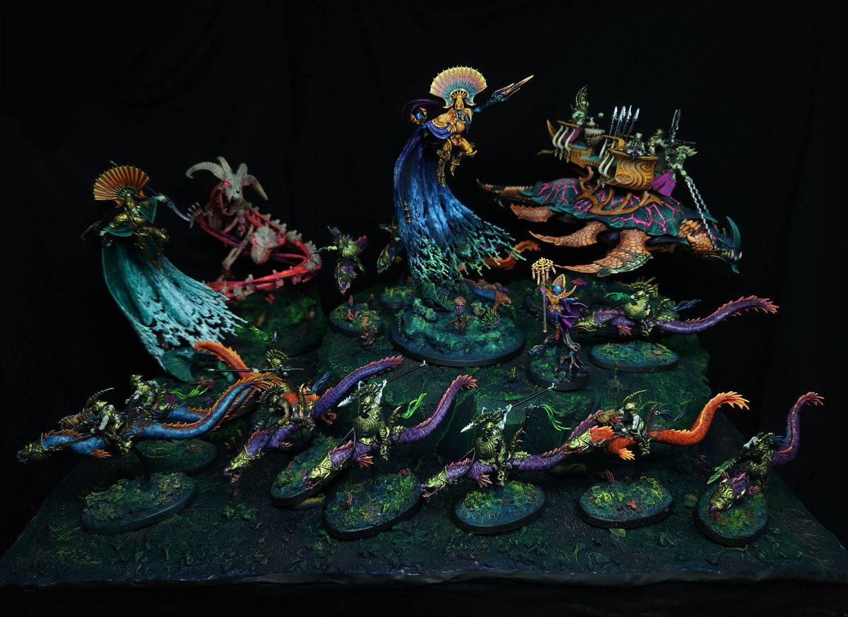 The traditional family photo before the tournament! Ain't no party like an #Idoneth raiding party! 💪🐟

 #ageofsigmar #aos #WarhammerCommunity