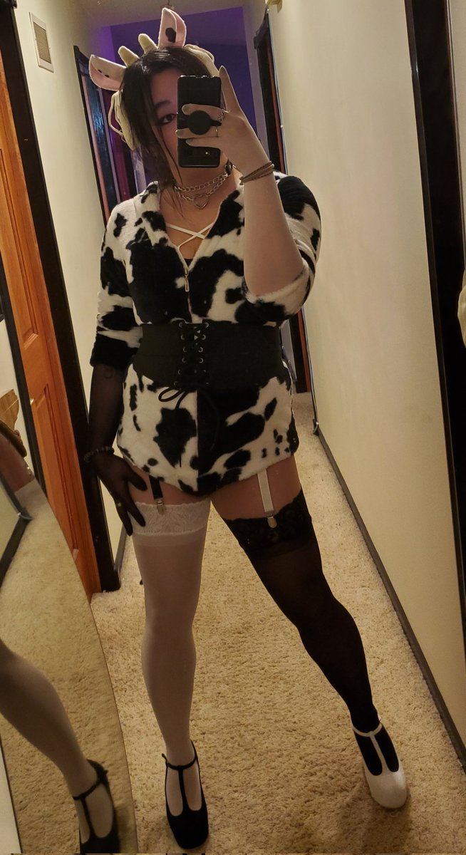 Solacybin's tweet photo. Halloween cow 🐮 

#cd #mtf #Femboy #pantyhose #stockings #thighhighs https://t.co/bV02nnAoxA