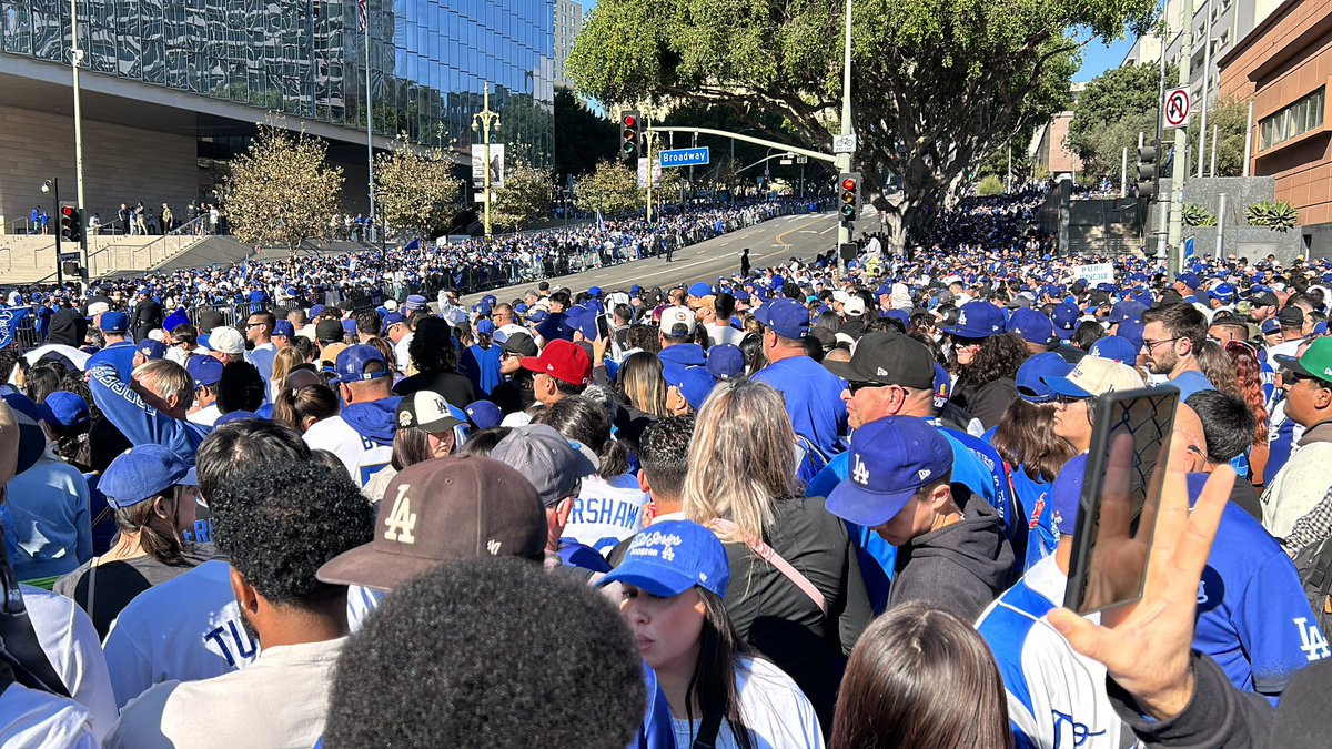 ericspillman's tweet photo. Biggest crowd I’ve ever seen in LA. https://t.co/YA4WNmGQtc