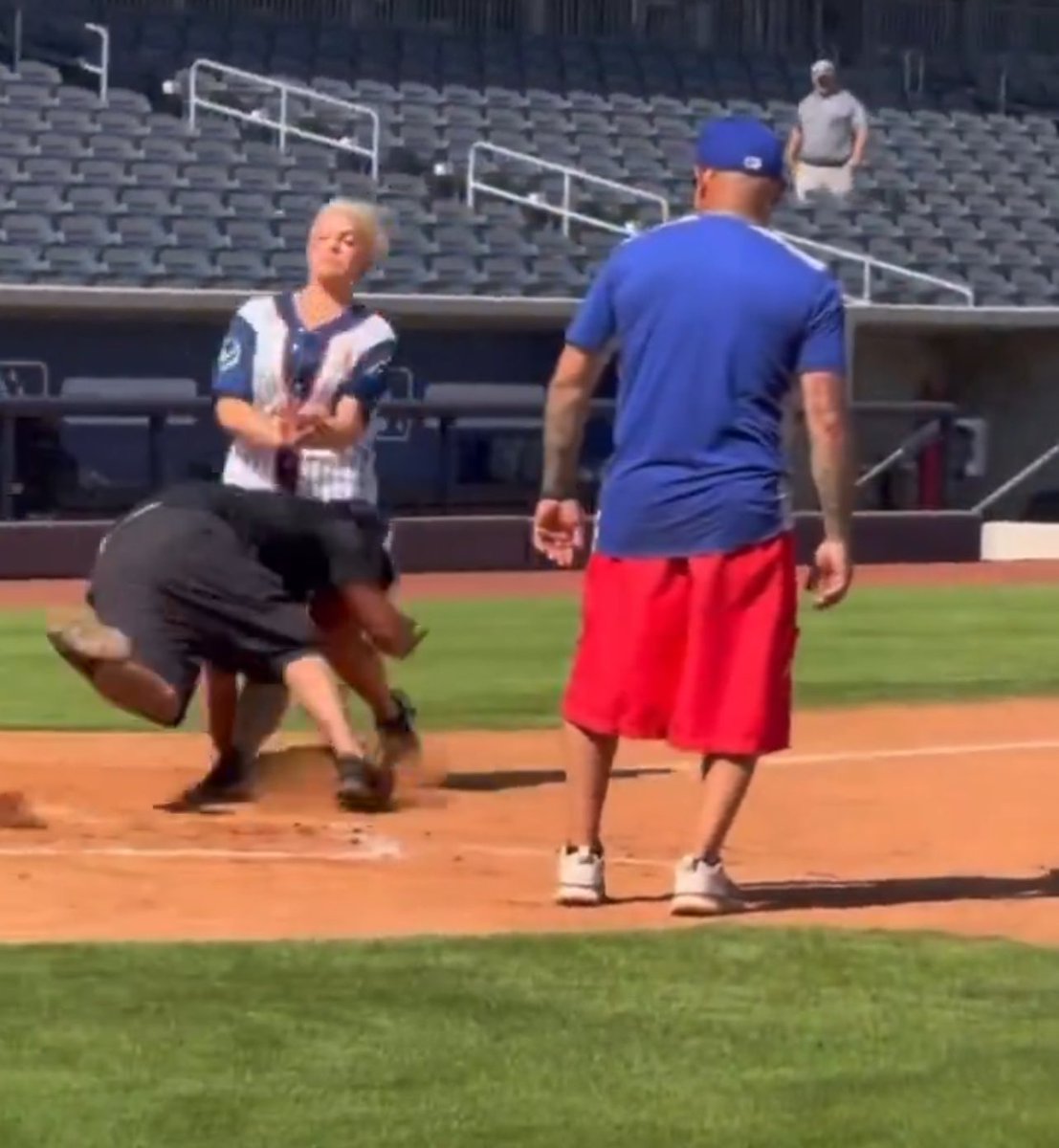 jbbasics's tweet photo. @OnlyBangersEth That right knee going to be sore in the morning 🫤 https://t.co/Ru9DfuG8PC