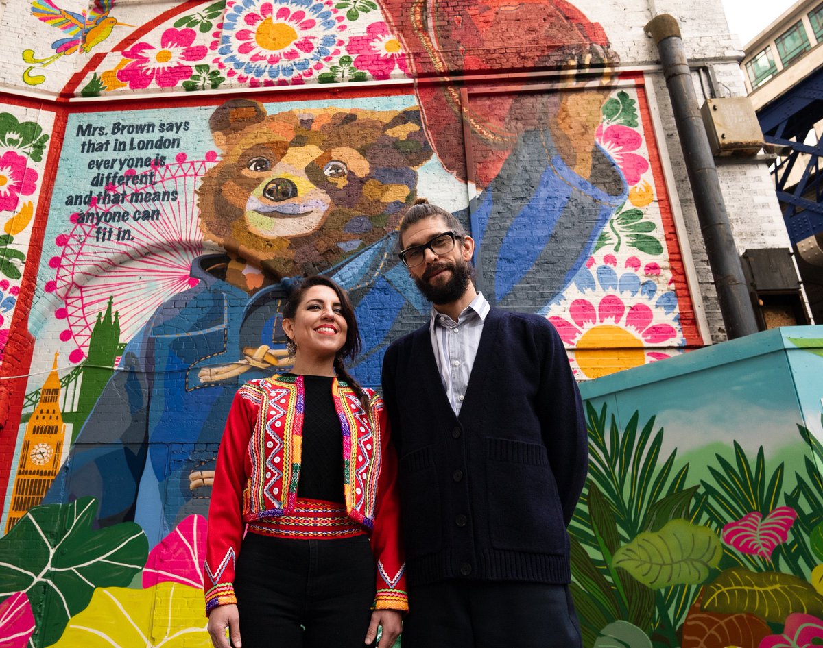 GavinDCook's tweet photo. No hay palabras: felicitaciones a @gise_inkillay por su nuevo mural, al estilo de un retablo Ayacuchano, en Waterloo, en estilo. Y a @visitlondon por anunciar oficialmente a Paddington como su primer embajador de bienvenida. Con Ben Whishaw. @paddingtonbear https://t.co/QogCxjsiXD