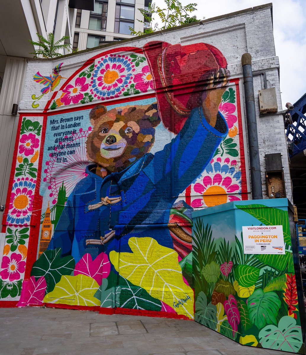 GavinDCook's tweet photo. No hay palabras: felicitaciones a @gise_inkillay por su nuevo mural, al estilo de un retablo Ayacuchano, en Waterloo, en estilo. Y a @visitlondon por anunciar oficialmente a Paddington como su primer embajador de bienvenida. Con Ben Whishaw. @paddingtonbear https://t.co/QogCxjsiXD