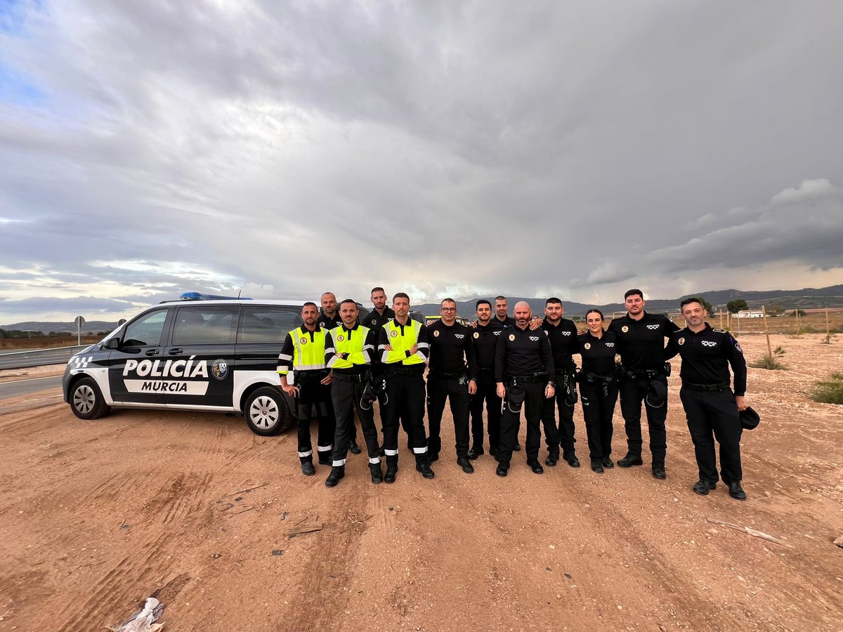 Ballesta_Murcia's tweet photo. Efectivos del @AytoMurcia se desplazan hasta Alzira para trabajar en las labores de búsqueda, rescate y recuperación.  

➡️10 bomberos 
➡️15 policías locales 
➡️10 efectivos de Protección Civil https://t.co/gqMe9v4H4Y