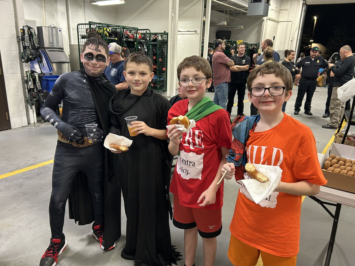 villageofminoa's tweet photo. A beautiful Halloween 2024 in Village of Minoa last night. Went through 120 dozen donuts. Great time!!!!
#noa #minoashininbrightly #est1913 https://t.co/lz2SboD5jE