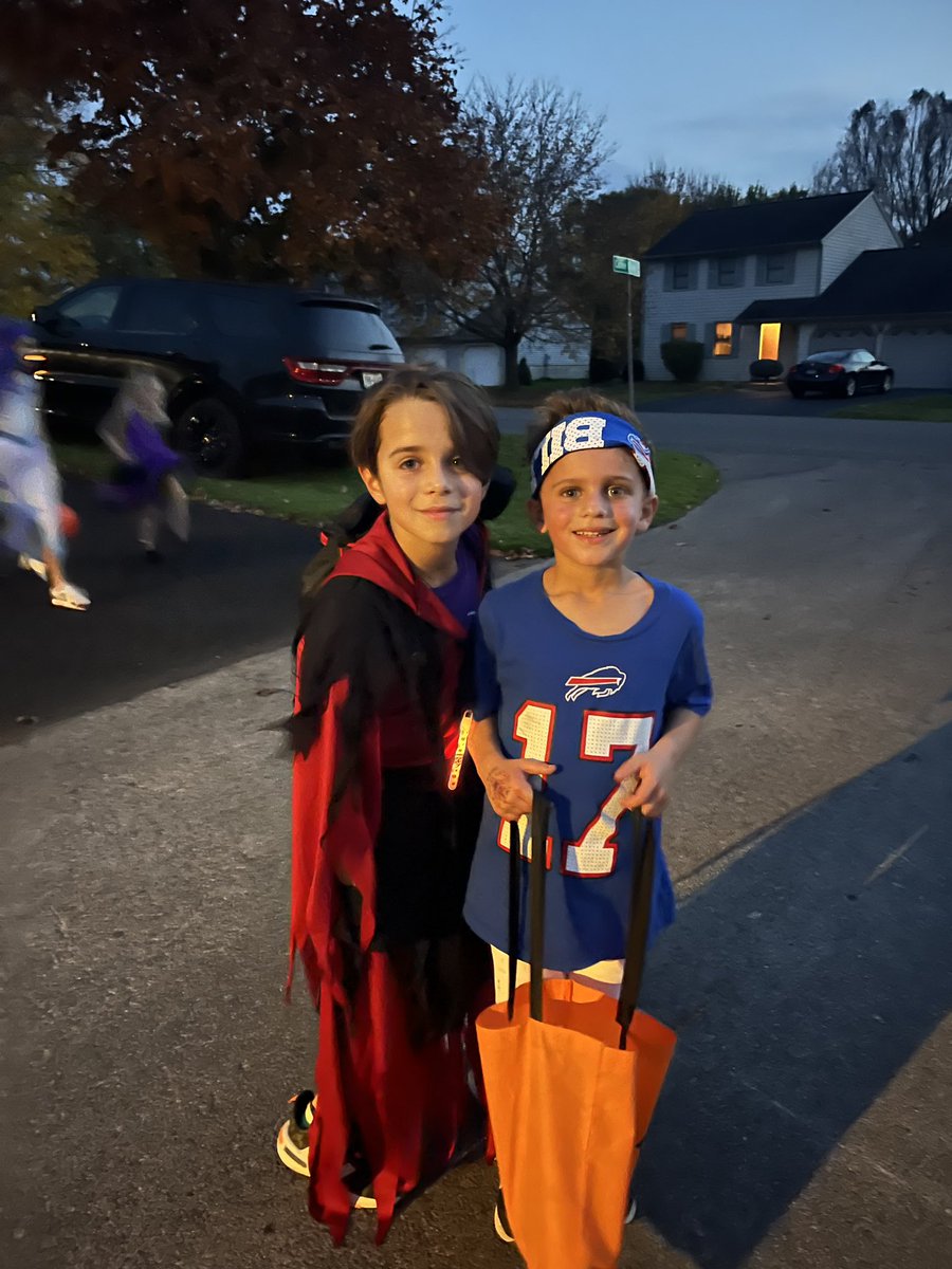 villageofminoa's tweet photo. A beautiful Halloween 2024 in Village of Minoa last night. Went through 120 dozen donuts. Great time!!!!
#noa #minoashininbrightly #est1913 https://t.co/lz2SboD5jE