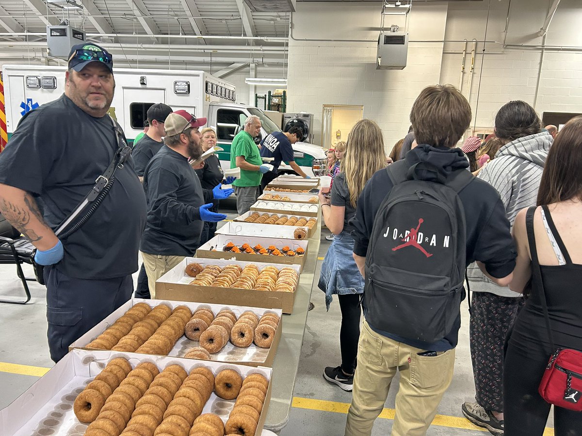 villageofminoa's tweet photo. A beautiful Halloween 2024 in Village of Minoa last night. Went through 120 dozen donuts. Great time!!!!
#noa #minoashininbrightly #est1913 https://t.co/lz2SboD5jE