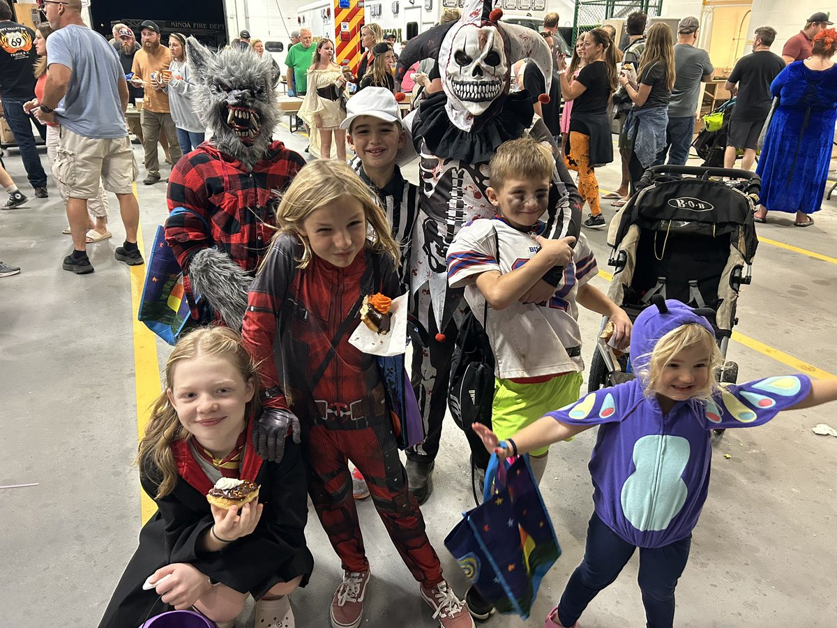 villageofminoa's tweet photo. A beautiful Halloween 2024 in Village of Minoa last night. Went through 120 dozen donuts. Great time!!!!
#noa #minoashininbrightly #est1913 https://t.co/lz2SboD5jE