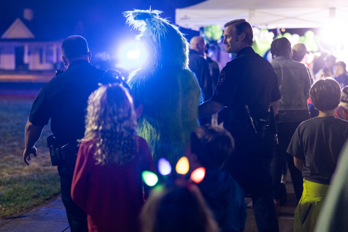 Light Up BGKY (@lightupbgky) on Twitter photo Free <a href="/CapitolBg/">The Capitol</a> movies, Mistletoe Market at SoKY Marketplace, Soky Ice Rink w/Warren County Parks & Rec, & Storytimes in the Snowdome with <a href="/warrencountypl/">Warren County Public Library</a> Holiday fun is December 2-8! Full event calendar & interactive lights map: lightupbgky.org Free <a href="/CapitolBg/">The Capitol</a> movies, Mistletoe Market at SoKY Marketplace, Soky Ice Rink w/Warren County Parks & Rec, & Storytimes in the Snowdome with <a href="/warrencountypl/">Warren County Public Library</a> Holiday fun is December 2-8! Full event calendar & interactive lights map: lightupbgky.org