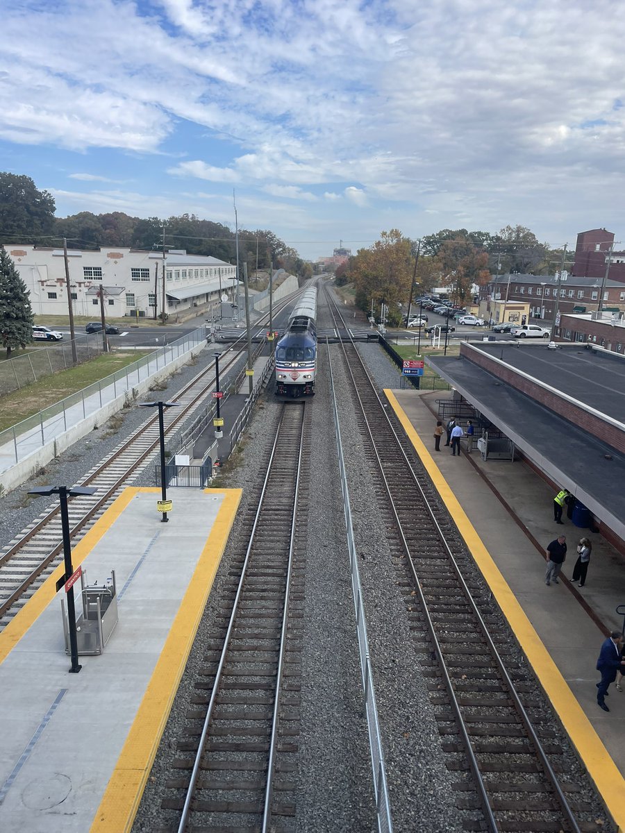 ianollis's tweet photo. My best ever pics of a @VaRailExpress train arriving at the #Quantico train station @vapassengerrail @FAMPO_VA @AmtrakNECAlerts #TrainNerds #Transit #Rail #Trains #Virginia3rdTrack @VHSR https://t.co/MIKbvjjgau