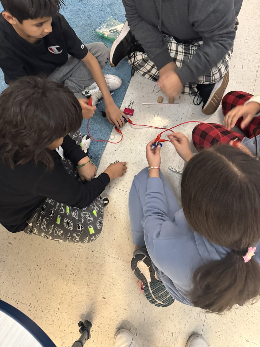 Conductors and Insulators in 4th grade! Love seeing our cowboys so engaged, Ms. Mata is awesome! 🤠🧑‍🔬