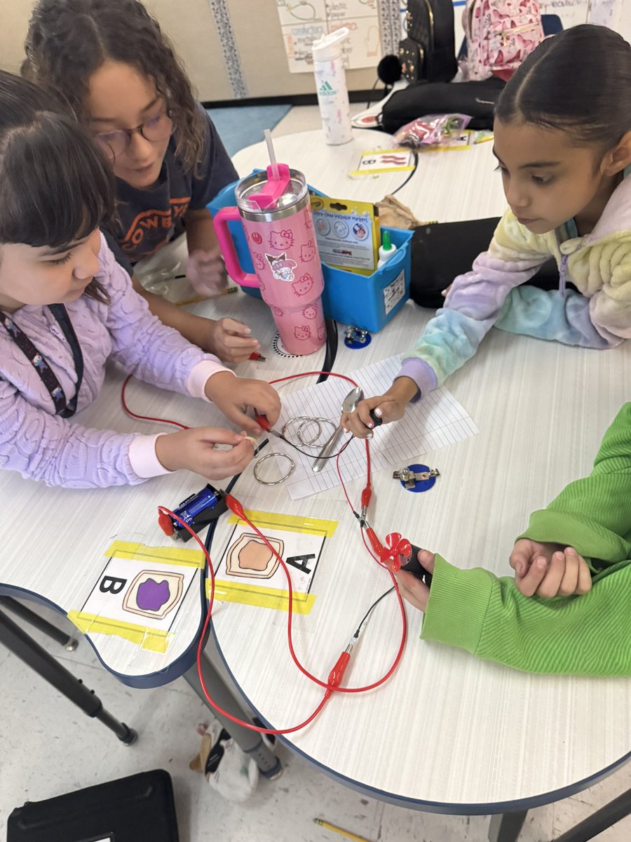 kori_A2's tweet photo. Conductors and Insulators in 4th grade! Love seeing our cowboys so engaged, Ms. Mata is awesome! 🤠🧑‍🔬 https://t.co/UmCQByGWdO