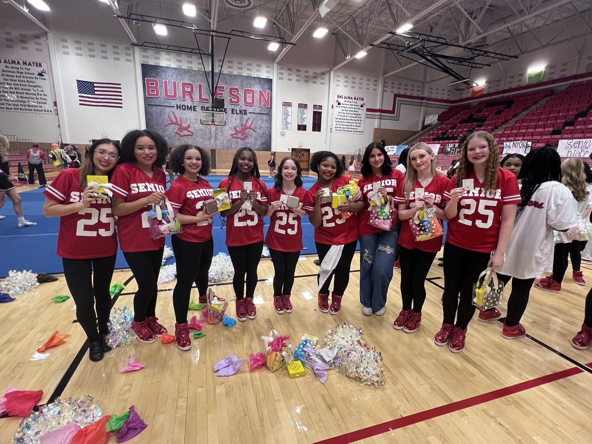 BHSElkStrutters's tweet image. Last pep rally for our Seniors was a success! 🍭🌟👑😎#classof25 #OFIF