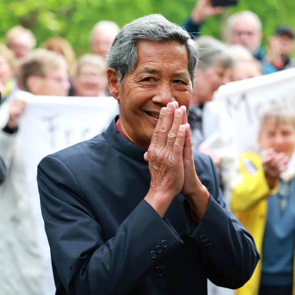 imfluesterkanal's tweet photo. Alles gute 💐 zu ihrem 78. #Geburtstag 🎂🎈🥳 lieber 🫶 Herr Professor #Sucharit #Bhakdi.
Manche Helden tragen keine Capes, sind bescheiden und tragen ein Leuchten in sich was sie anderen schenken deren Leuchtturm verloren ging. Ein Licht in dunkler Nacht!
Danke! Für Alles ♥️🌹♥️ https://t.co/CWSWAvqS2A