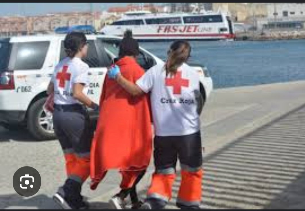 plario214541's tweet photo. Primera foto .. la Cruz Roja en el puerto con la inmigración ilegal .
Segunda foto .. La Cruz Roja en Valencia con los afectados por la DANA https://t.co/OTzuifQMPI