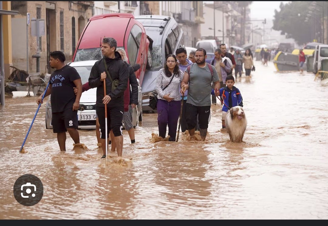 Primera foto .. la Cruz Roja en el puerto con la inmigración ilegal .
Segunda foto .. La Cruz Roja en Valencia con los afectados por la DANA