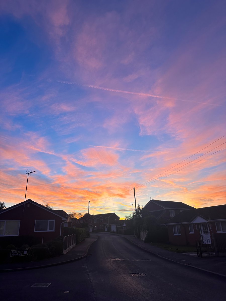 rosiervf's tweet photo. @Hudsonweather sky over Altofts this evening ❤️ https://t.co/xjHecB2E54
