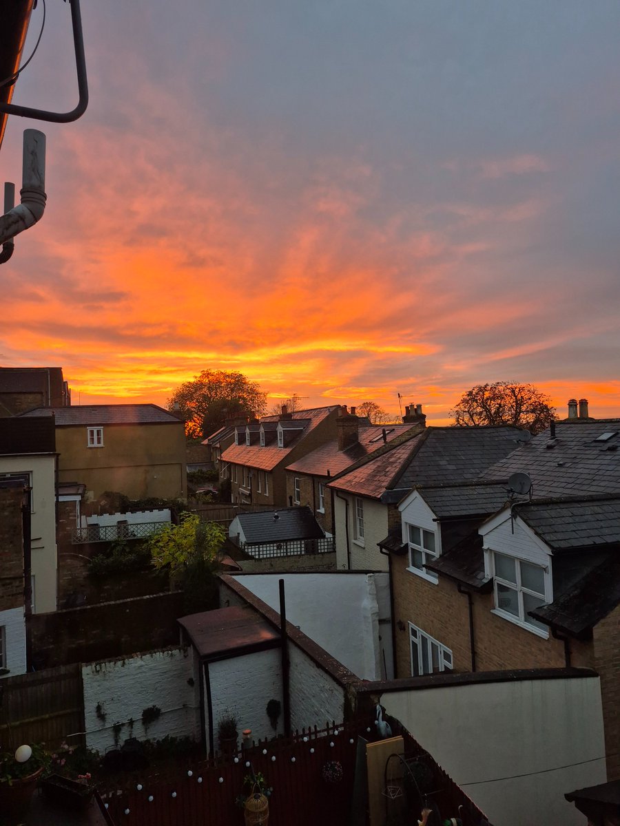 Sunset over West Street (with a better phone camera!)

#harrowonthehill
