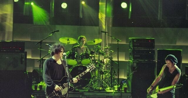 franceinter's tweet photo. 🔴 ON AIR | Alors que parait aujourd'hui le nouvel album de The Cure, "Songs Of A Lost World", nous vous proposons ce soir de (ré)écouter leur #BlackSession , en 2004
➡️ https://t.co/s0ZrCgGXYz https://t.co/6gWmNYdkcV