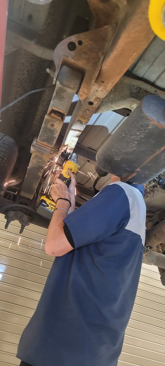 AutoHarlan's tweet image. Been a busy start to the year & I keep forgetting to take pics. Anthony is prepping for a shock mount repair while Maurice & Jumani take out a rear main seal @NISDHarlan