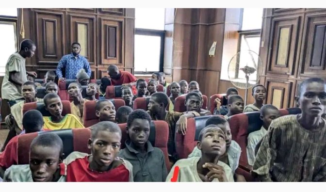 EdehFrancisca3's tweet image. 😭 I express grievance over the neglect faced by these minors for participating in the #EndSARSProtest.
The Child Rights Act mandates humane treatment for children in custody,including rights to legal representation,adequate nutrition,&amp;amp; mental health support as they await trial.