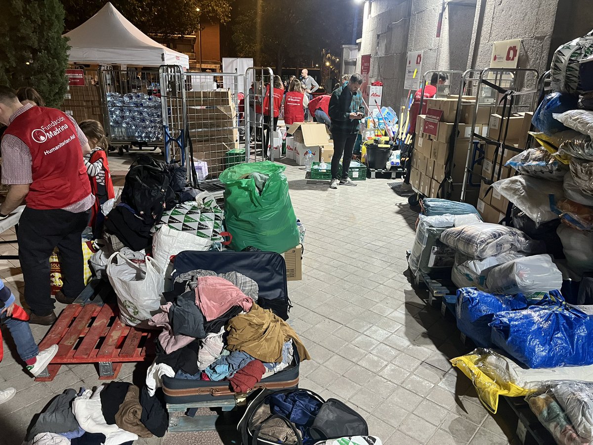 Madrid, 19:00. El gobierno ni está ni se le espera. El maravilloso pueblo español respondiendo, como siempre. Envíos diarios a Valencia. Que grandes vasallos si hubieran buen señor.