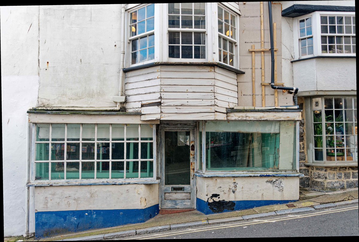 JBPhotos_UK's tweet photo. Another #ShutShop with a short fall walk-by...
@DoorsNo3828 #DailyDoor #doors https://t.co/pngKc1cQO6